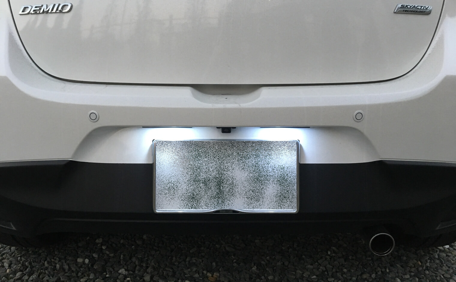 LEDが綺麗! DJデミオのナンバー灯の交換方法を解説します! | 車情報サイト『くるなぞ』